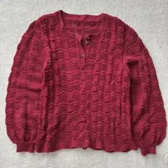 赤い編み模様のプルオーバー