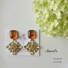 ▪ゴールドスクエア透かしチャーム×マーブルカボションピアス／イヤリング