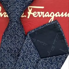 【新品同様】正規店購入品 フェラガモ ネクタイ シルク100% イタリア製 総柄