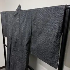黒地に様々な模様が描かれた小紋 着物