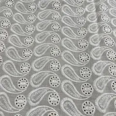 ホワイト刺繍入りコットン生地　ペイズリー