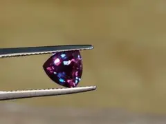 再結晶アレキサンドライト（トリリアントカット）　２．３０ｃｔ １ピース