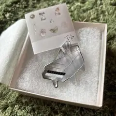 てふ　ピアノ型ブローチ 母貝製
