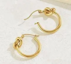 303【大人気！】ゴールド　ノットフープピアス　18金コーティング　ステンレス