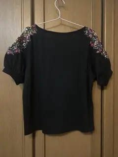 ナチュラルクチュール　刺繍入り黒パフスリーブTシャツ
