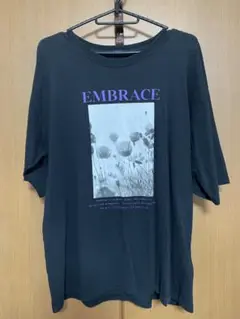 EMBRACE グラフィック Tシャツ ブラック