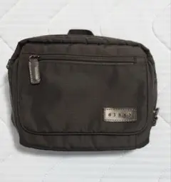 メンズショルダーバッグ／3つの収納ポケット付き