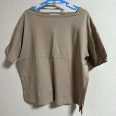 ベージュ オフショルダー Tシャツ　夏　夏服　5分袖