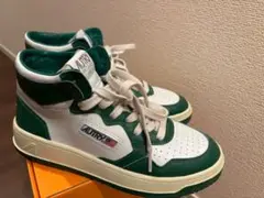 Item thumbnail for item 54971720-53af-4d35-b845-61cf18773758