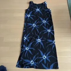 ノースリーブロングワンピース 黒と青の花柄