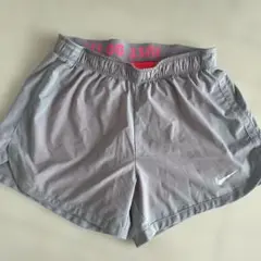 Nike グレー ショートパンツ