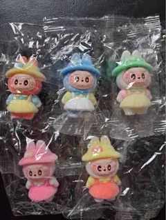 ラブブ　マスコット　置き物