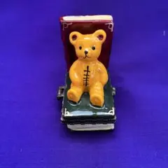 クマのフィギュア付き本型小物入れ陶器製