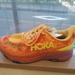 HOKA オレンジイエロー シューズ