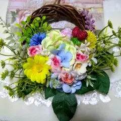 アーティシャルフラワーのリース　カラフルな造花のバスケットアレンジメントリース