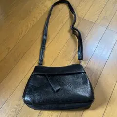 黒いレザーショルダーバッグ