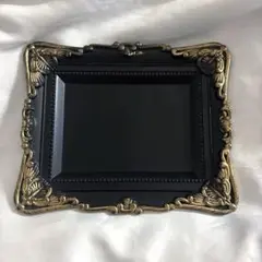 装飾的な黒と金のインテリアトレイ