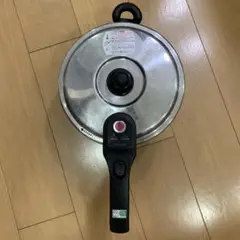 圧力鍋　中古品（蒸し皿付き）約3ℓ