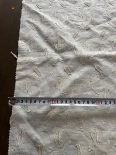 オーストリア製　生地　ハギレ　はぎれ　特殊　刺繍　麻　リネン　花柄　生成クリーム