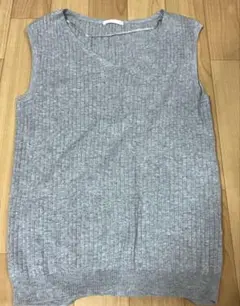 GU グレー Vネック ノースリーブ トップス Sサイズ