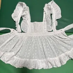 白いフリル付きコットンエプロン
