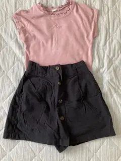 ピンクフリルトップスと黒スカートセット GU＆ハニーズ
