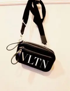 【未使用級】ヴァレンティノ ボディバッグ VLTN レザー ブラック VALENTINO】SMALL VLTN レザー クロスボディバッグ (VALENTINO
