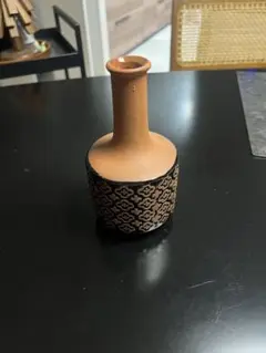 陶器製の装飾的な一輪挿し
