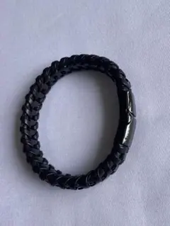 黒字を呼ぶ、磁気付き、差し込みだけのブラックレザー編み込みブレスレット