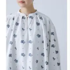 美品　かぐれ　クロスステッチスモックブラウス　オフホワイト　刺繡【2024AW】