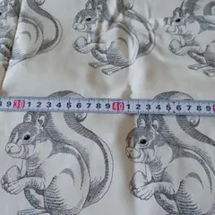 リス柄クリーム色綿生地約30✕110cm　213