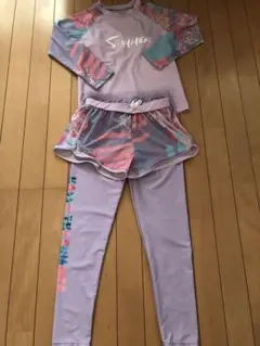 カラフルラッシュガードとレギンスセット