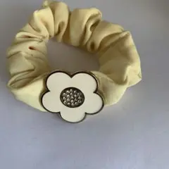 マリークワントの花モチーフ付き黄色シュシュ