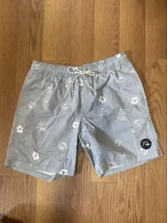 QUIKSILVER グレー 花柄 ショートパンツ