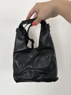 黒い合成皮革ショルダーバッグ