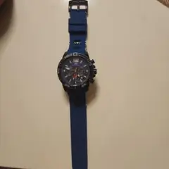 青いラバーバンドのアナログ時計