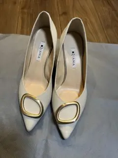 Diana ホワイトパンプス ゴールド装飾