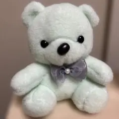 ミントグリーンのクマ型ぬいぐるみ