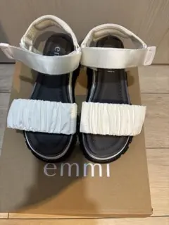 emmi ギャザーストラップサンダル