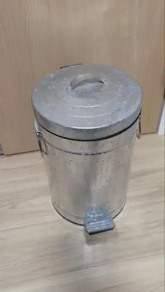 ブリキ缶　ペダル式ごみ箱 シルバー　スチール　ダストボックス　ヴィンテージ