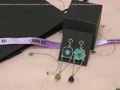 ANNA SUI アナスイ 爽やかなハイビスカスのアシンメトリー ピアス