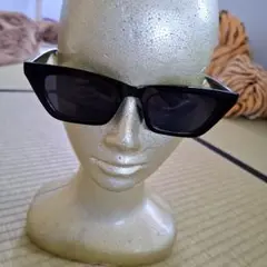 ブラックキャットアイサングラス