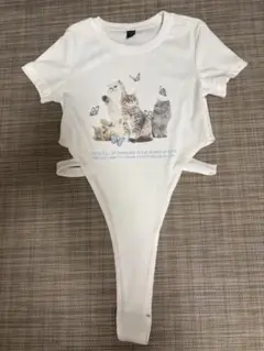DAZY 猫と蝶のプリント ホワイト ボディーTシャツ M