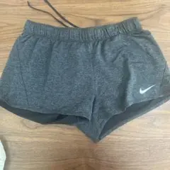NIKE グレー ショートパンツ