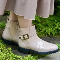 axes femme ベージュ サイドゴアベルトレインブーツ
