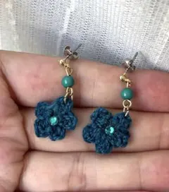 青いお花のピアス The O