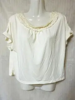 [新品]アイボリー フリル付き半袖トップス