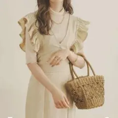 アンブルネージュ ✨️ノースリーブブラウス ベージュ 袖フリル Vネック