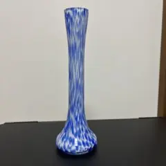 青白いマーブル模様の一輪挿し花瓶