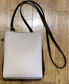 シューラルー　ふわっと軽い三層ショルダーバッグ